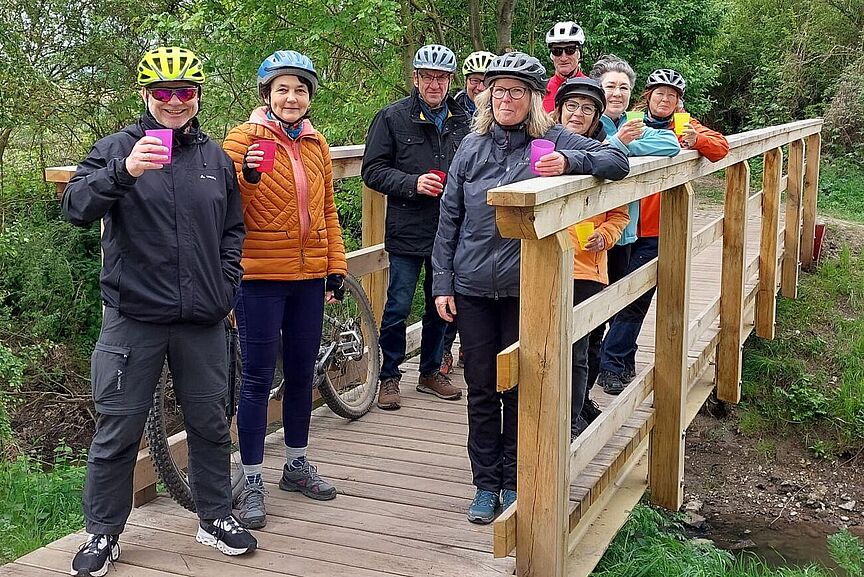 Hallerbrücke Anstoßen auf die/der neue/n Hallerbrücke.