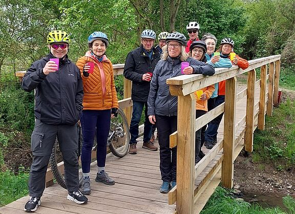 Anstoßen auf die/der neue/n Hallerbrücke.