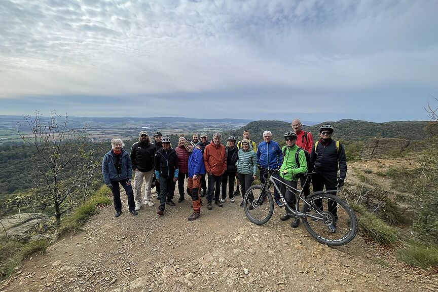 Gruppenbild der Teilnehmenden auf der Hohenstei-Klippe