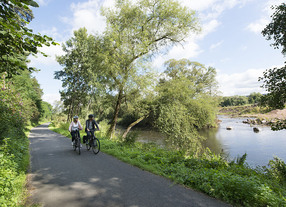 Schattige Abschnitte auf der ADFC-Qualitätsradroute Fulda-Radweg Radtouren am Fluss im Schatten