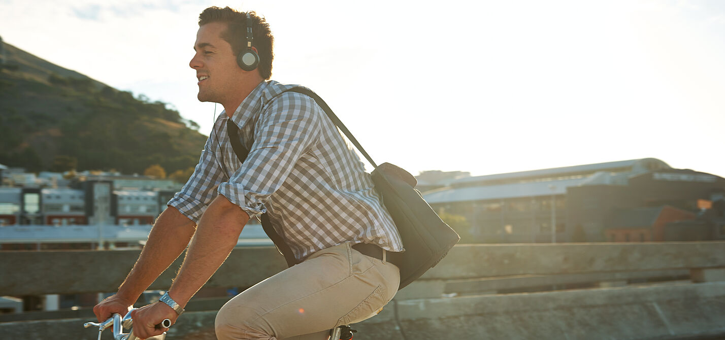 Musik hören und Radfahren – was ist erlaubt? Radfahrer mit Kopfhörer